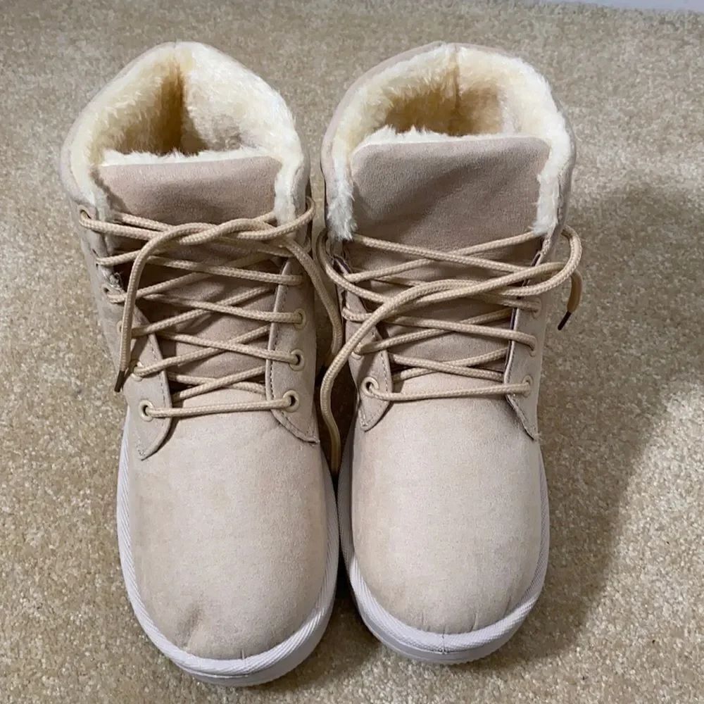 Women’s (or Men’s) Soft Faux Fur Lined Lace Up Boots Tan Size 39 EU NEW